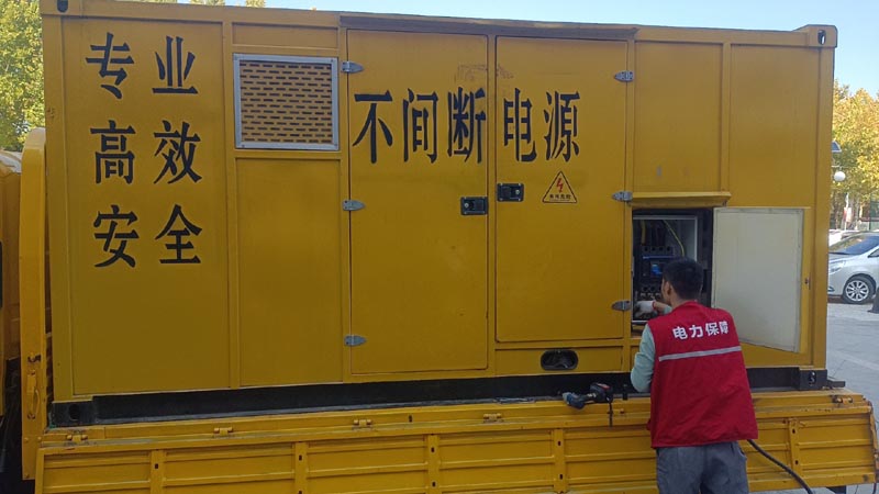 云岩柴油发电机组和UPS电源配合使用时，如何避免切换过程中的电力中断？